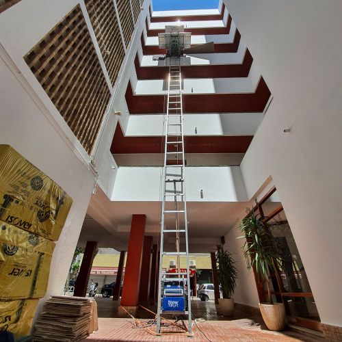 Plataforma elevadora en funcionamiento (llega hasta el cuarto piso)