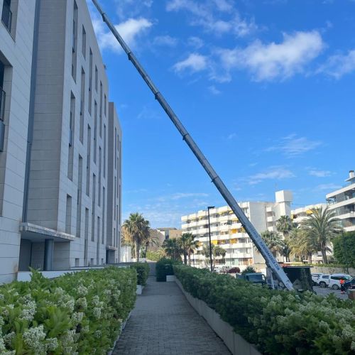 Grua elevadora en fachada