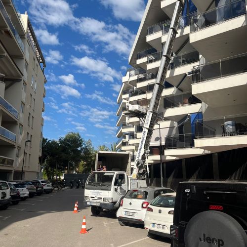 Plataforma elevadora bien aparcada en la calle