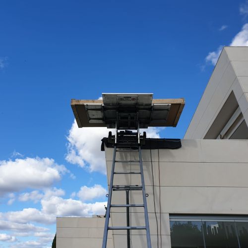 Plataforma elevadora ubicada en balcón alto