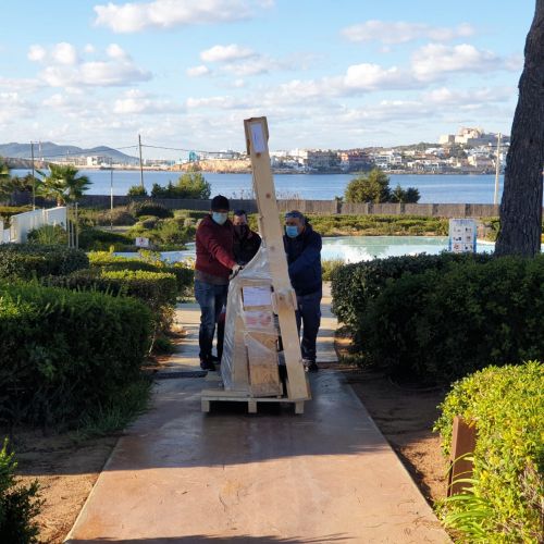 Personal de Plataformas Ibiza desplazando mobiliario